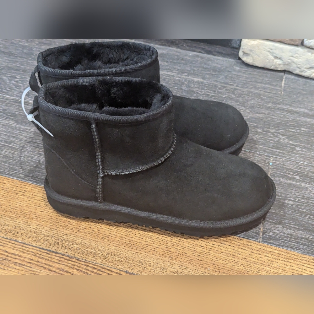 UGG Boot - Picture 2 of 10